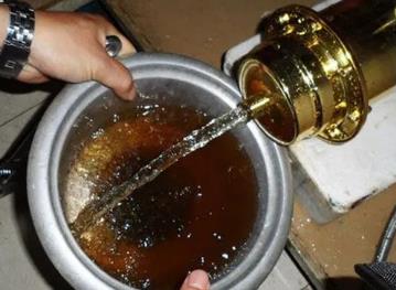 净水器制下的水有黑渣怎么办