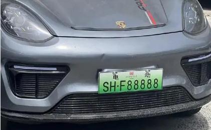 史上最牛老头乐，前挂“保时捷”后贴“法拉利”车牌号
