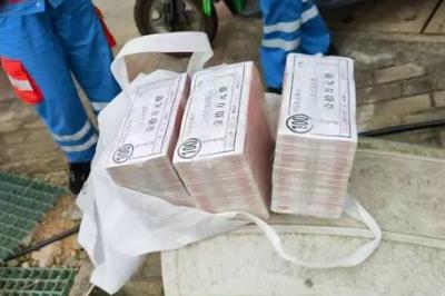 捡到30万练功券的环卫工获奖8000元